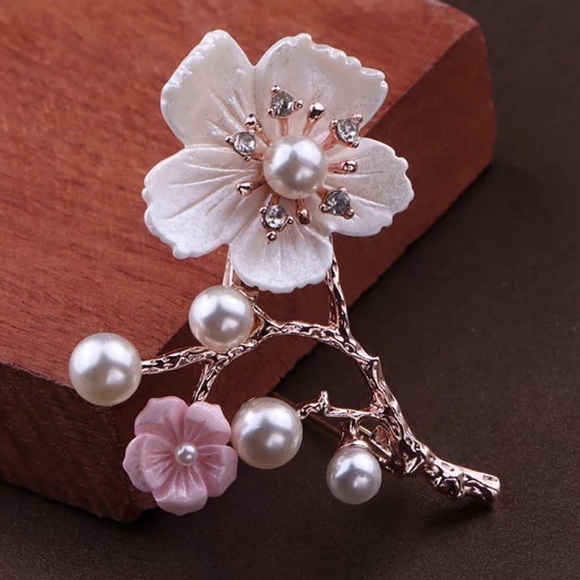 Crystal and Pearl Flower Brooch Lapel Pin - Picture 2 of 9